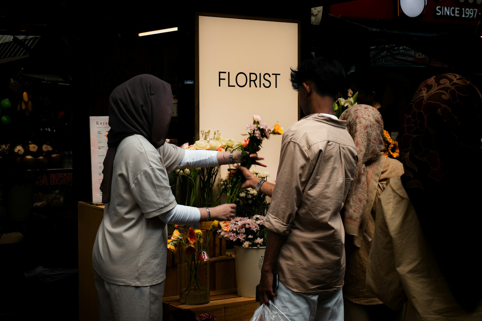 Floristin übergibt einen frischen Blumenstrauß